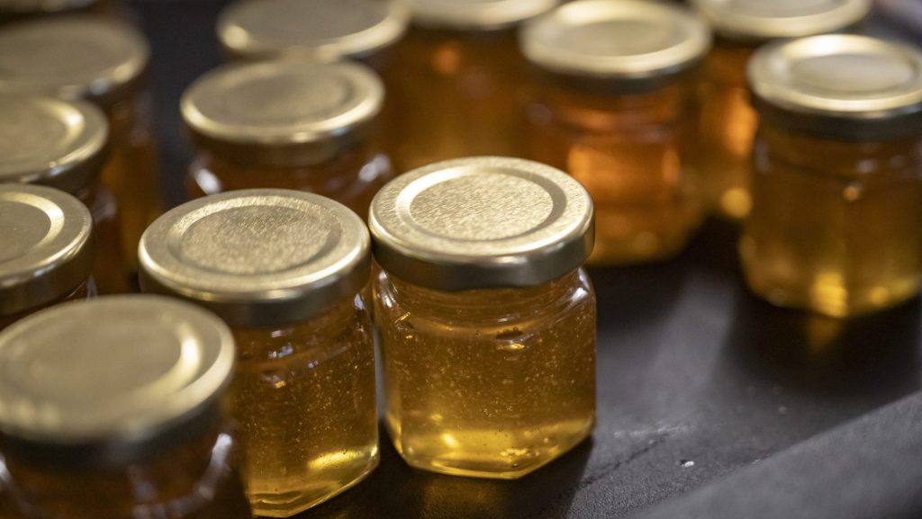 honey in small jars